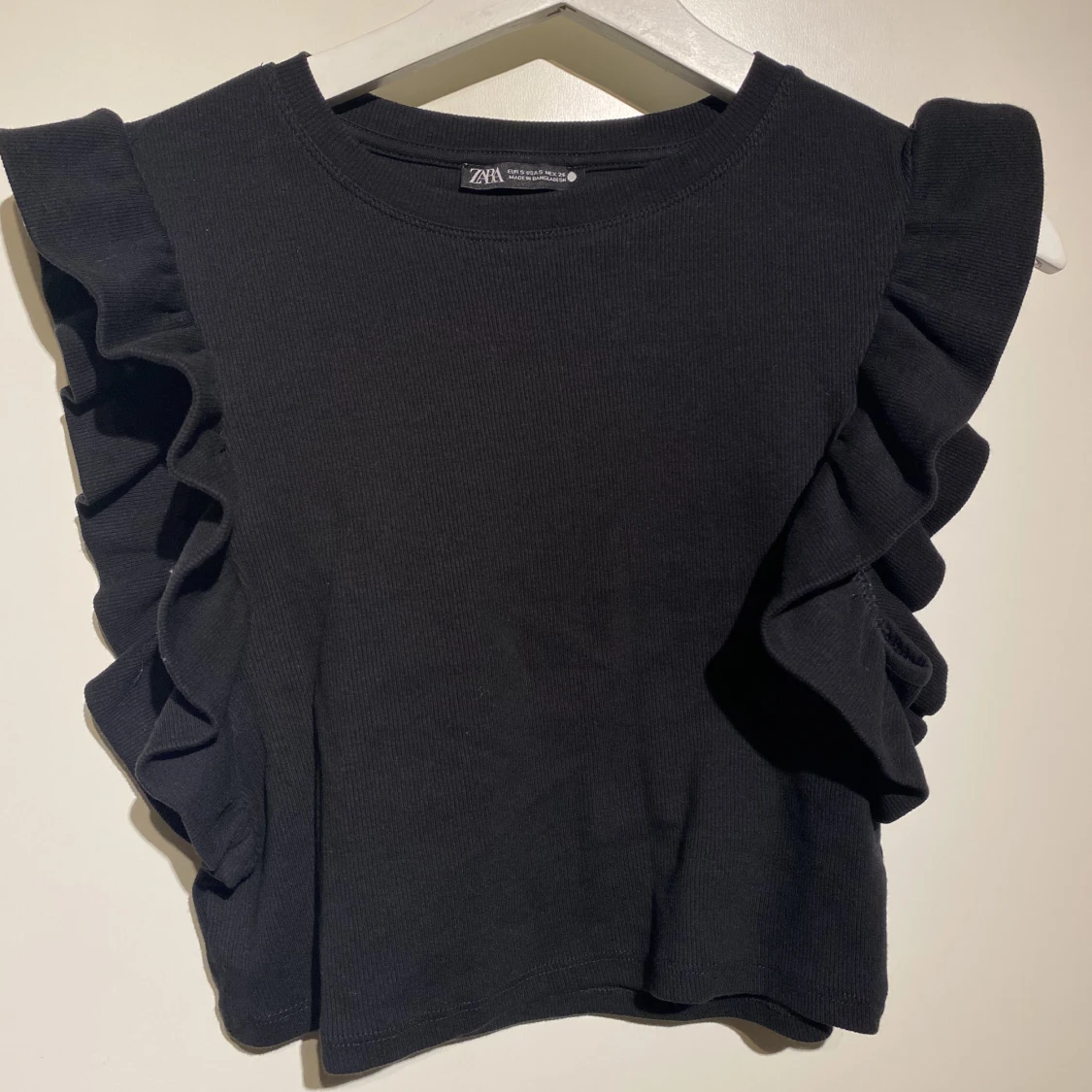 Svart topp med volang 💖 - 90