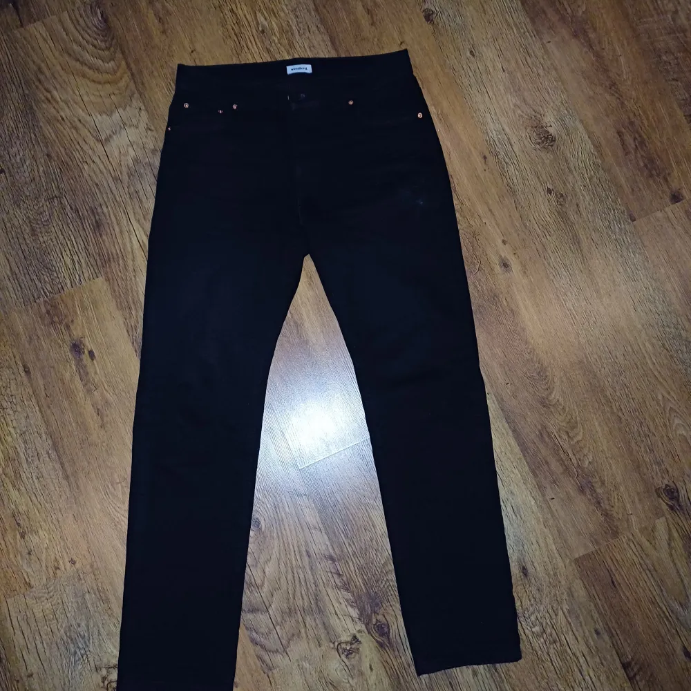 Säljer mina woodbird jeans då de är för långa för mig. Har använt de två gånger. Ordinarie pris 800 kr.. Jeans & Byxor.