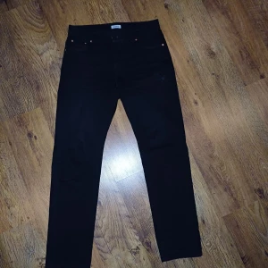 Wood bird jeans i nyskick - Säljer mina woodbird jeans då de är för långa för mig. Har använt de två gånger. Ordinarie pris 800 kr.