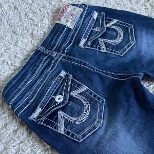 True Religion jeans - True Religion jeans. ❤️ Lågmidjad och smått bootcut/straight modell. Innerben: 86cm, midja rakt över: 37cm. För lång för mig, är 165. En knapp har låstnat från ena fickan, syns ej när man har t.ex. mobil i den. 🫶 Håll koll på min profil för fler jeans! 😍