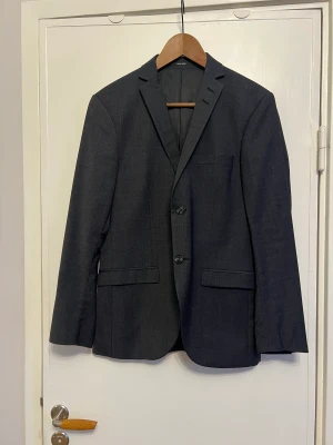 Herrkavaj från Tiger of sweden  - Min kille säljer sin mörkgråa kavaj från Tiger of sweden. Den är i mycket fint skick och i strl 46 