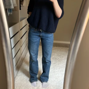 Jeans  - Lågmidjade jeans från weekday i modellen arrow, i superfint skick💌