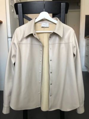 Jacka från Neo Noir - Snygg jacka i fake-skinn från Neo Noir i strl. M. Nypris 900 kr. Nyskick pga lite för liten för mig. 
