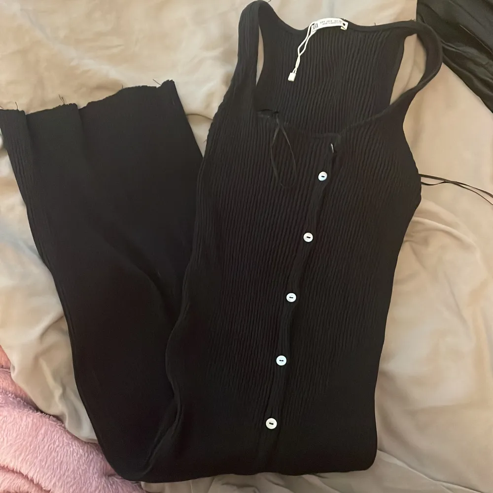 Oanvänd svart lång klänning från zara med knappar. Köpt förra året, ej använd, storlek s, köpt för 400. Klänningar.