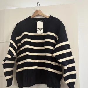 Zara stickad tröja - Stickad tröja från Zara, oanvänd med prislapp på. Köpt förra året och är i perfekt skick , storlek M. Ordinarie pris: 559 kr, mitt pris 300 kr.