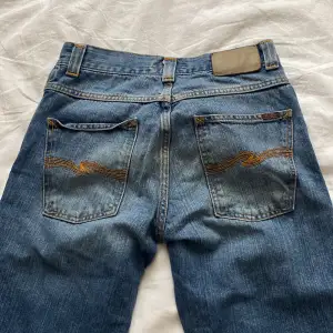 Jeans från Nudie! Väldigt bra skick. ⚡️Jag köpte dessa på secondhand. De är i storlek W28 L32. ❤️Pris går att diskutera. ❤️