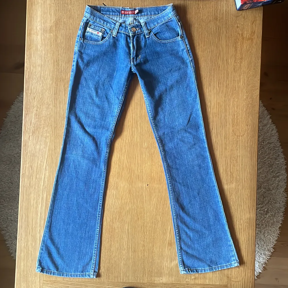 Sjuukt snygga jeans från AU Devision säljes pga för små för mig 😓 Lowwaist och bootcut stl W26.  Midjemått 33cm tvärs över Innerbenslängd 76cm  Kan även mötas upp!. Jeans & Byxor.