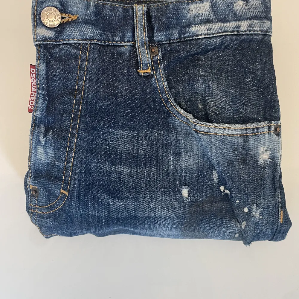 Ett par sprillans nya DSQUARED2 byxor, tags och köpbevis medföljer. Pris går att diskuteras.   Storlek 46  Hör av er vid intresse, mvh Filip. . Jeans & Byxor.