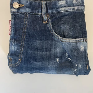 DSQUARED2 Jeans - Ett par sprillans nya DSQUARED2 byxor, tags och köpbevis medföljer. Pris går att diskuteras.   Storlek 46  Hör av er vid intresse, mvh Filip. 