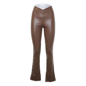Skinnbyxor med slits - Snygga skinnbyxor/leggings med slits och snygg V midja. Aldrig använda, har en i varje färg. Obs! ej riktigt läder.