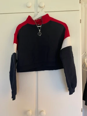 Magtröja hoodie - En tjocktröja som är en typ av magtröja med en kedja på som kan bli till en halvt turtleneck