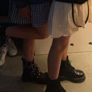 Boots med nitar  - Säljer dessa super snygga skor med nitar på som passar perfekt nu till hösten!!!! 