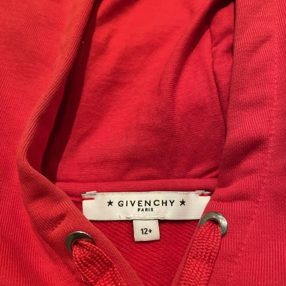 Givenchy hoodie~Skick 10/10~Storlek 12 years, större i storleken~Köpt på NK kids~Kontakta för fler bilder eller frågor!. Hoodies.