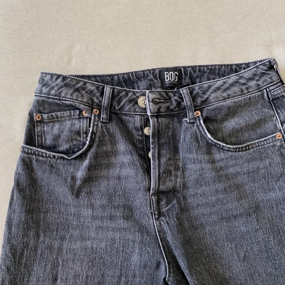 Grå jeans från Urban outfitters. Använt skick, lite slitna på låten som visas på bilden.  Storlek W29L30. Jeans & Byxor.