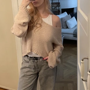 Beige stickad  - Beige tunt stickad tröja! Oversized men kort passform! Går att ha offshoulder🥰