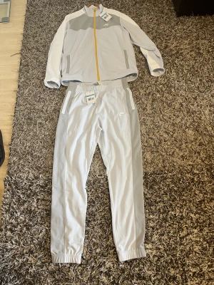Nike truck suit  - Helt oanvänd, säljer för att de är stora på mig. Storlek M 