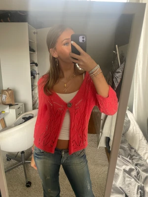 finaste kofta  - Så söt coral färgad kofta med trekvartsärm! står ingen lapp med märke eller storlek, men skulle säga från xs till m beroende på hur man gillar passform! 😍😍