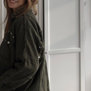 Jacka - Militärgrön jacka från Zara i bra skick. Det är små nitar fram och baktill på jackan💚Det är en ”L” men sitter som en ”M”