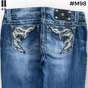 MissMe jeans i model Easy boot 💜 Tag 29W 💜Midja (rakt över) 41cm 💜 Innerben 75cm 💜 Ytterben 99cm 💜 Benöppning 23cm 💜  💜Våra mått blir W=32, L=29 💜 Men jämför alltid måtten💜 M98