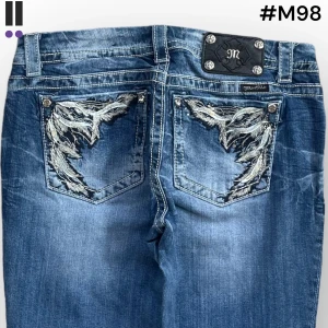 M98 lågmidjade bootcut missme jeans  - MissMe jeans i model Easy boot 💜 Tag 29W 💜Midja (rakt över) 41cm 💜 Innerben 75cm 💜 Ytterben 99cm 💜 Benöppning 23cm 💜  💜Våra mått blir W=32, L=29 💜 Men jämför alltid måtten💜 M98