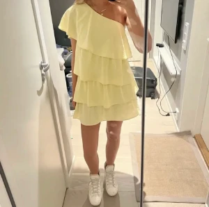 Gul zara klänning - Säljer denna gula zara klänningen då den inte kommer till användning längre💗Sparsamt använd och är i 9/10 skick! (Lånade bilder)