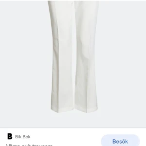 Kostymbyxor vita bikbok  - Jättefina Vilma kostymbyxor från bikbok💕 Passar längd för mig som är 160