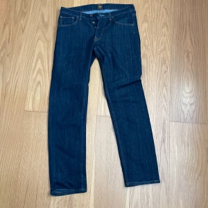 Lee jeans  - Mörkblåa, riktigt bra skick 