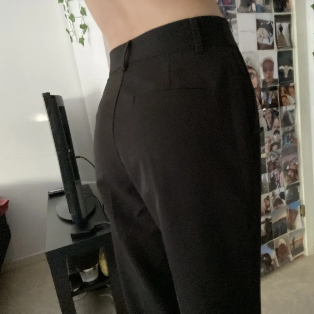 Jättefina midwaist svarta kostymbyxor som går ända ner på mig som är 170. . Jeans & Byxor.