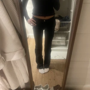 Lågmidjade jeans - Jätte fina mörkblå Lågmidjade jeans köpta på Sellpy. Jag är 171 och dom är långa på mig. Hör av dig för mer info💗💗