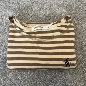 Beige randig tröja - Säljer denna randiga tröja från Carin Wester för att den tyvärr är lite för stor! Fint skick❤️