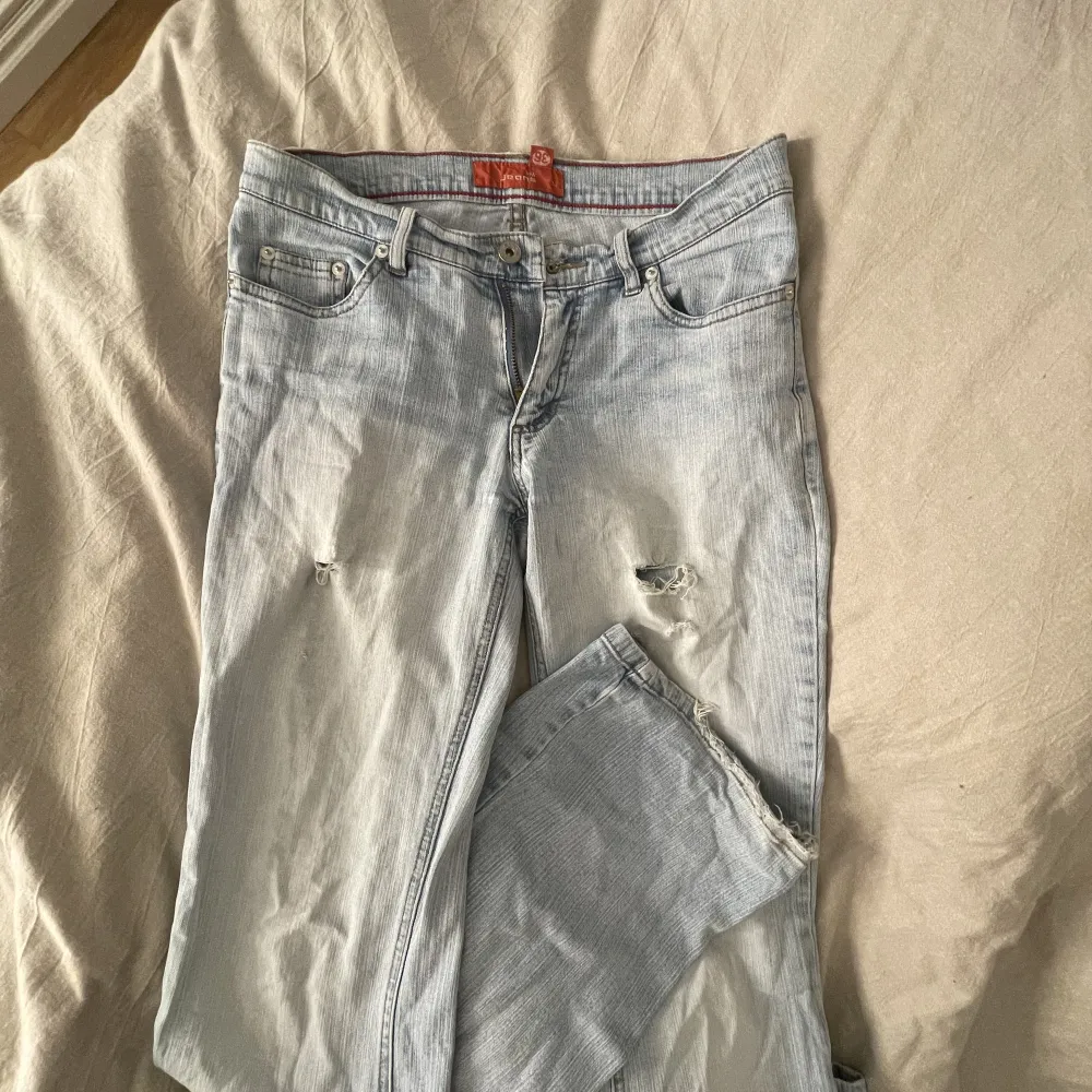Säljer dessa jeans som inte längre kommer till användning, sitter ända ner på marken på mig som är 170cm, frakt tillkommer☺️. Jeans & Byxor.