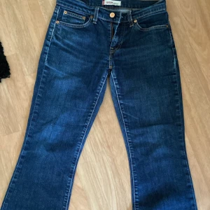 Levis jeans  - Sjukt snygga jeans som jag köpt på vinted men som tyvärr va för små och för korta för mig:((  Jag är 165cm. Skriv för bild med byxorna på!! Midjemått rakt över: 36cm Ytterbenslängd: 90cm