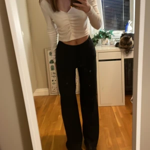 Straightfit finbyxor - Svarta finbyxor från Gina Tricot i stl  xs och fint skick. Jätteskönt tunnt ribbat material. Resår midja, lätt att göra lågmidjat då man bara kan dra ner som på bilden eller vika in☺️Allt ska bort så pris kan diskuteras💗