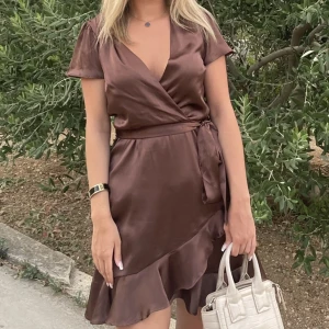 Klänning  - Brun klänning. Storlek 36. Fint skick. 