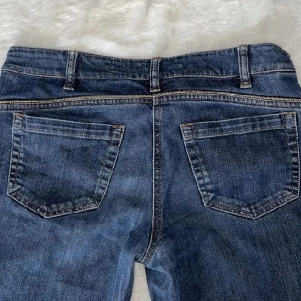 Säljer dessa bootcut jeans från esprit som jag köpte här på plick. Säljer pga de inte passade 💗. Jeans & Byxor.