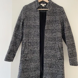 H&M Kappa - Höstrock utan knappar.  DM för fler bilder.