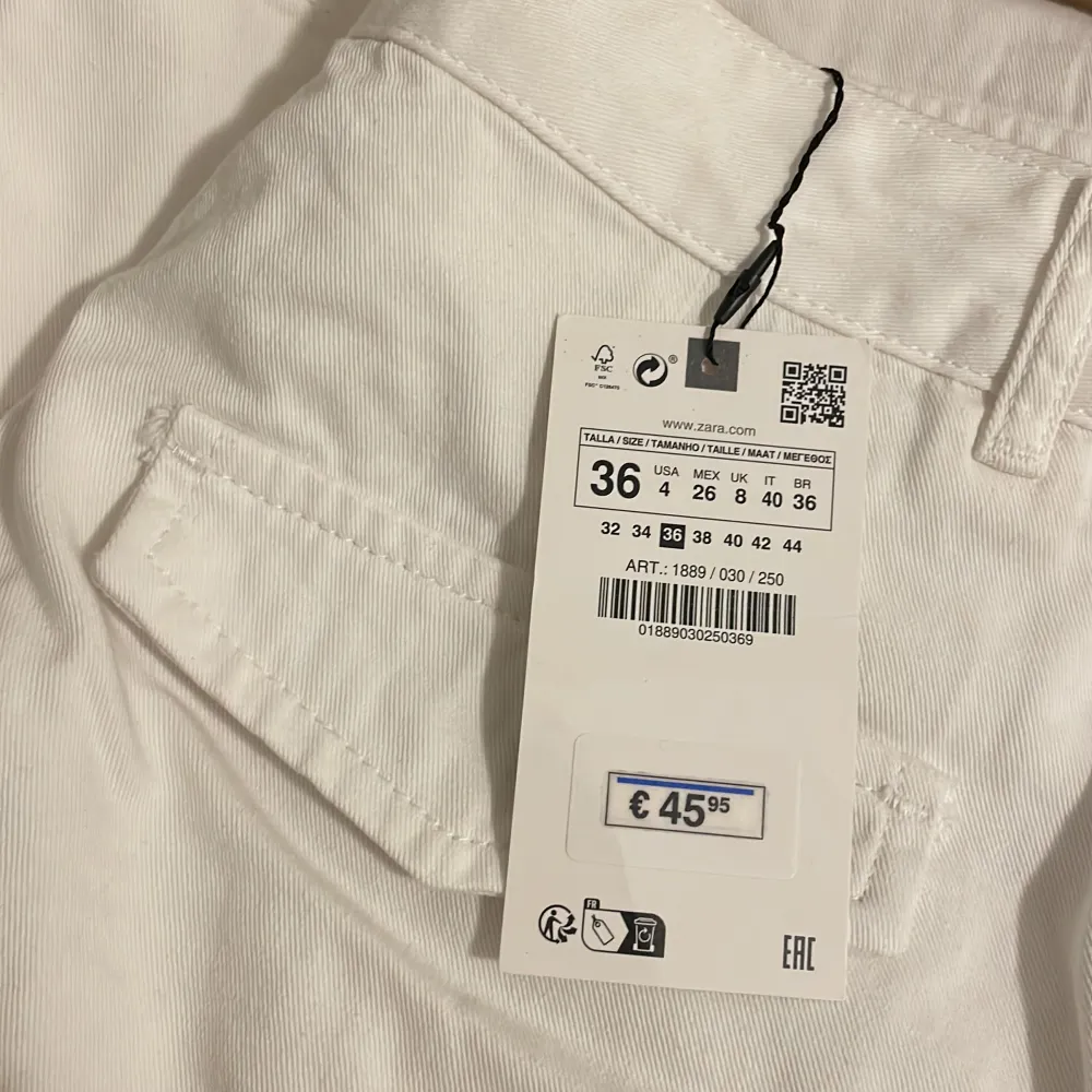 Säljer dessa slutsålda, helt nya cargobyxor från Zara då jag råkat beställa fel storlek. . Jeans & Byxor.