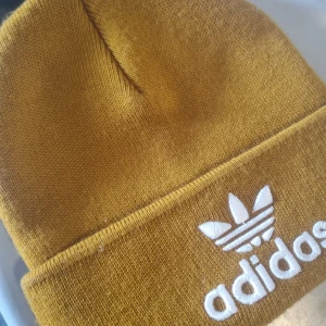 Mössa Adidas  - Gul fin mössa från adidas.  