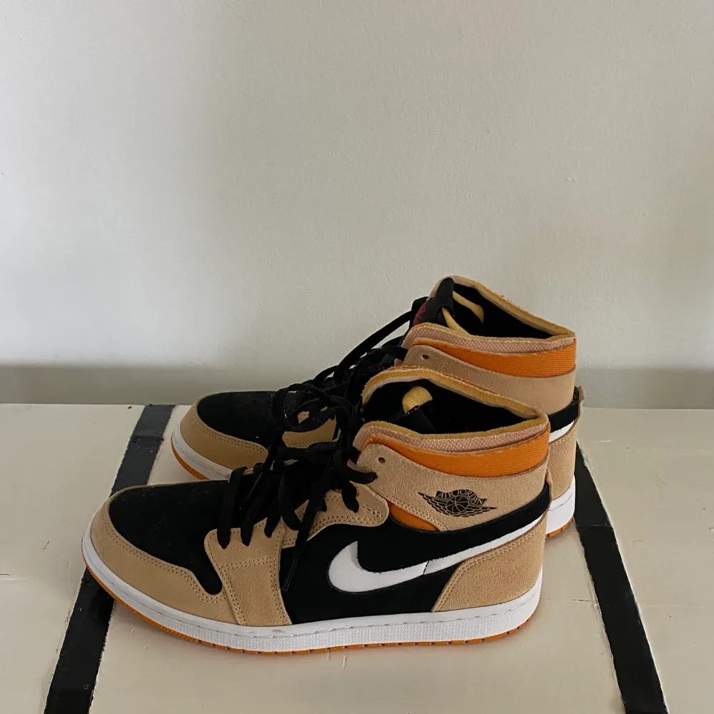 Helt oanvända Nike Air Jordans i svart och orange/beige 🖤🧡 . Skor.