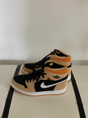 Nya Nike Air Jordan  - Helt oanvända Nike Air Jordans i svart och orange/beige 🖤🧡 