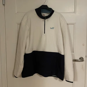 Levi’s Fleecetröja - Säljer nu min fleecetröja från Levi’s som är i väldigt fint skick då den aldrig används. 