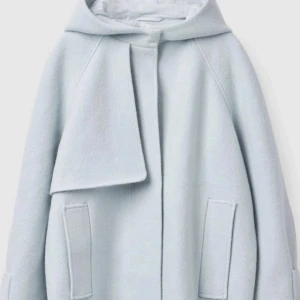 Ljusblå kappa - Ljusblå kappa från Cos i stl M. Så gullig men säljer då den sällan kommer till användning. Köpt i deras butik i Göteborg, nyskick 