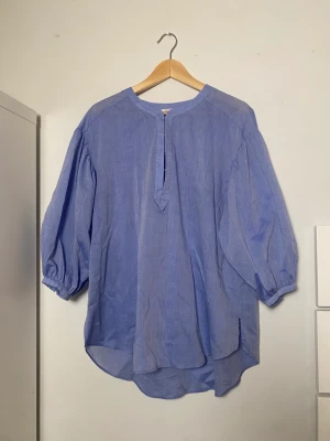 Supergullig blå blus❤️ - Supergullig blå Rodebjer blus❤️ den är i super skick och kan användas lite lär som beroende på hur man stylar. Man kan ha den både till skolan eller på utgång. Den är i strl M men passar L. Den är i superskick❤️