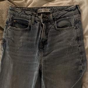 Långa jeans från zara i storlek 36, använda ett fåtal gånger 