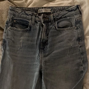 ZARA LÅNGA JEANS - Långa jeans från zara i storlek 36, använda ett fåtal gånger 