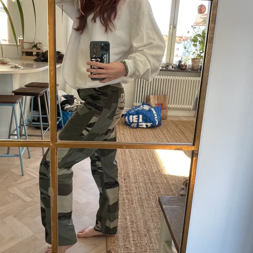 Doubble Knees från Carhartt i camo färg. I storlek 26/32 men passar upp till 29/32. Finns inte att köpa längre men nypris för annan färg är 1500kr ⭐️⭐️. Jeans & Byxor.