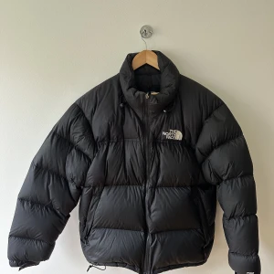 TNF 700 nuptse  - säljer min fina north face jacka, den trendiga och puffiga jacka som såldes jättemycket förra året. Den är knappt använd och är i storlek XL. Kom med bud.