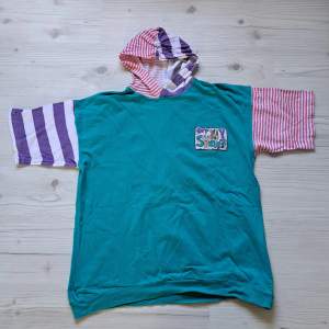 Asball vintage tshirt från sent 80tal eller tidigt 90tal med luva!  Ärmar och luva är randiga i rosa och lila.  Storlek XL 100% bomull 