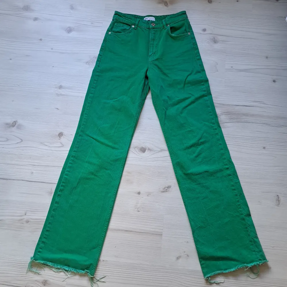 Intensivt gröna högmidjade jeans från zara. Fransiga i benslutet, långa i benen.  Midja 72cm Innerbenslängd 89cm. Jeans & Byxor.