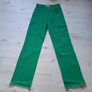 Intensivt gröna högmidjade jeans från zara. Fransiga i benslutet, långa i benen.  Midja 72cm Innerbenslängd 89cm